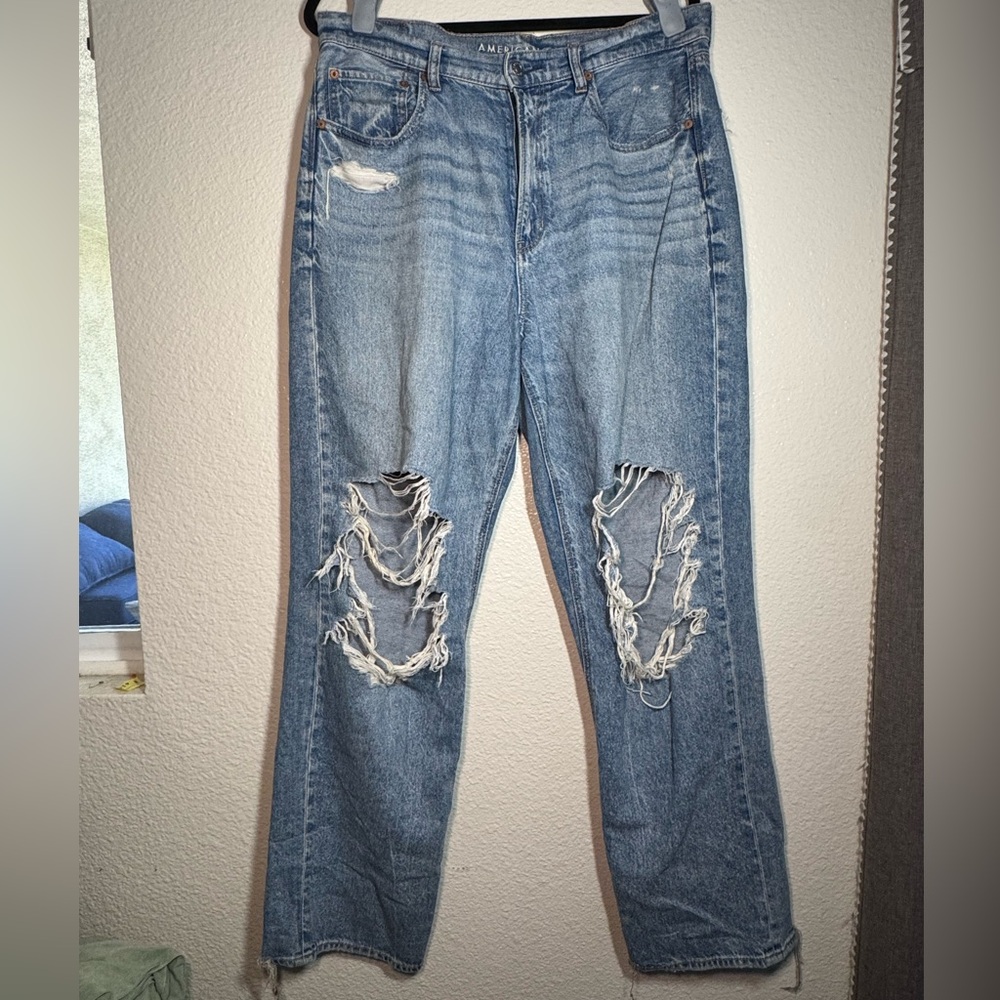 American Eagle Outfitters Light Wash Distressed Boyfriend Jeans